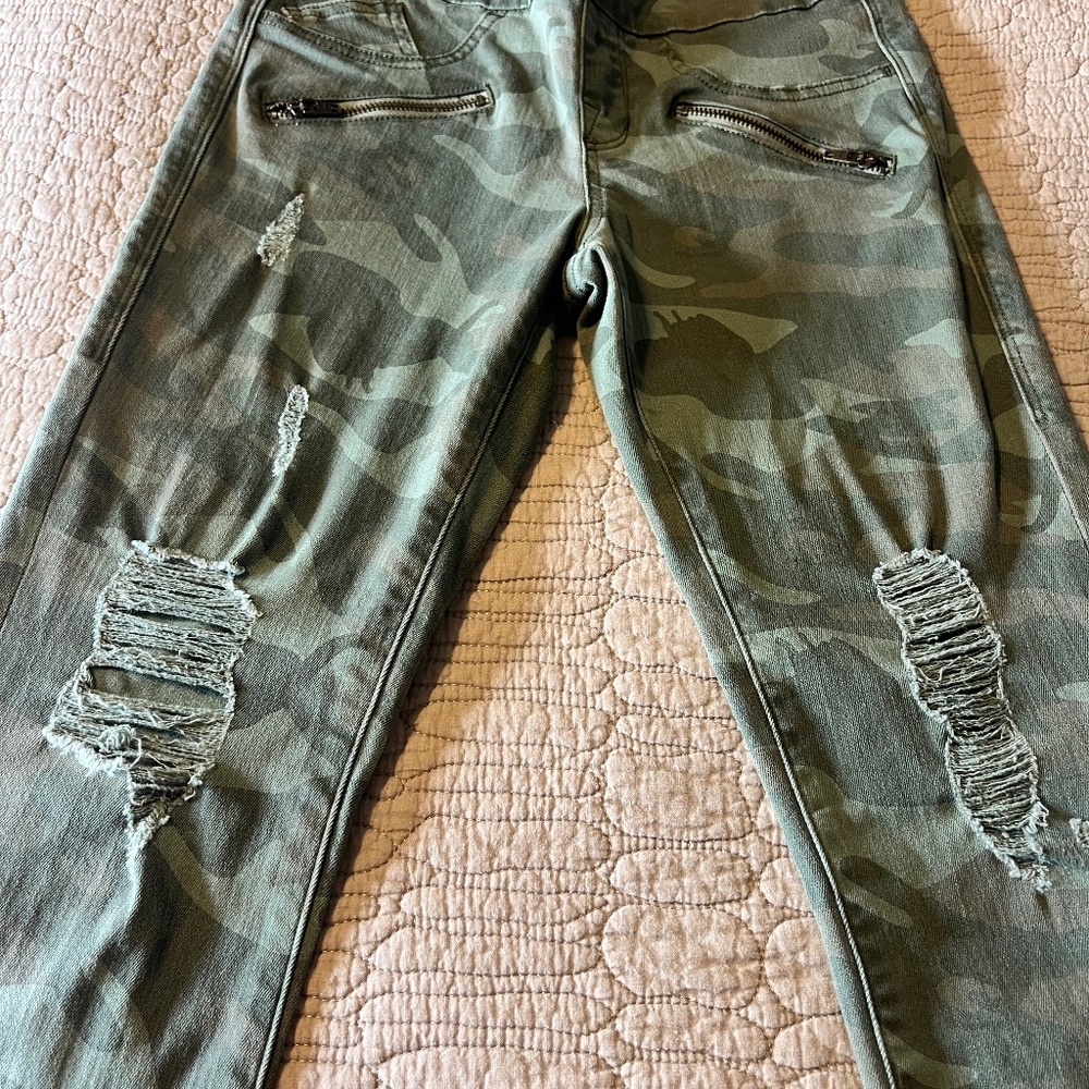 ladies sz 6 rock and republic distressed camo jeans